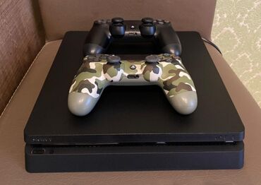 playsation 4: Playstation 4 slim 500Gb yaddaş üstündə 2 pult