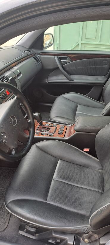 Mercedes-Benz: Mercedes-Benz E-Class (W210), qara rəng, sedan kuzov. Xarici — 9