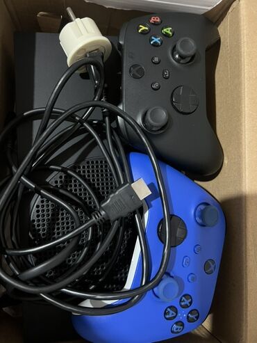 Xbox Series S: Игровая приставка Microsoft Xbox Series S с комплектом аксессуаров. В