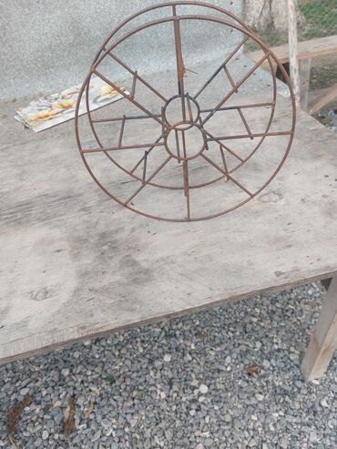 işlenmiş dam örtükleri: Metallik kabel/şlanq barabanı – tel, kabel, kəndir və ya su