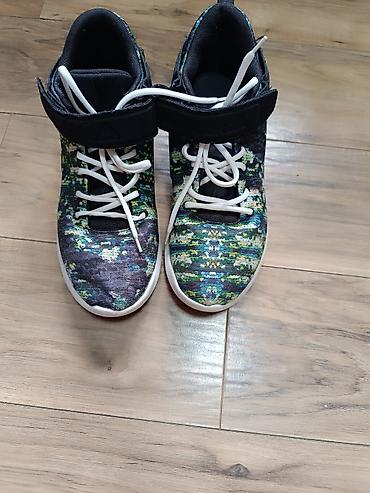 Patike: Reebok patike sa šarenim printom i kaišem na čičak - Model: visoke — 3