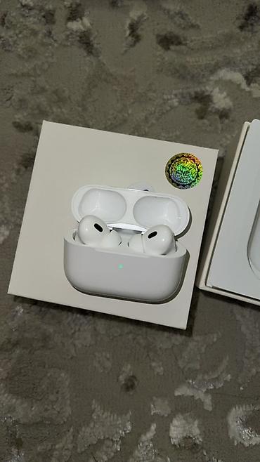 airpods 4: 🎧 Продаю беспроводные наушники 🤍 ✨ Покупала за 1700 сом, продаю за — 3