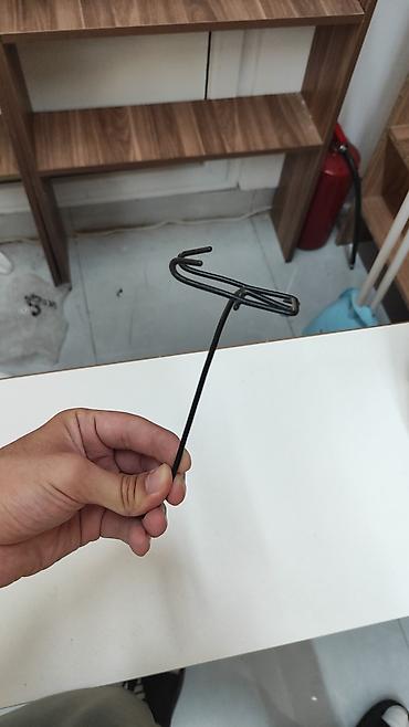 Vitrin üçün aksesuarlar: Məhsul: Perforasiya olunmuş lövhə (pegboard) üçün metal asqı qarmaqlar — 4