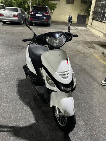 Motonəqliyyatın icarəsi: XROAD markalı, ağ rəngli skuter. Bu skuter şəhər daxilində rahat