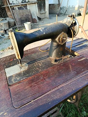 elektrik skutur: Klassik ayaqla işləyən tikiş maşını və taxta stol-baza - Mexaniki — 4