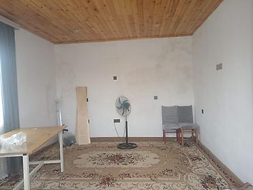 shirvan emlak: Həyət evi geniş hasarlanmış ərazi ilə təqdim olunur. Giriş hissəsində — 8