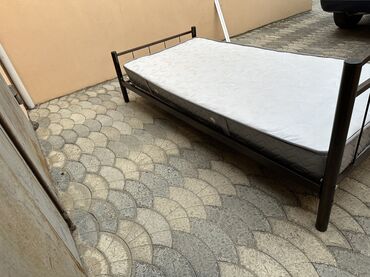 kravat islenmis: İşlənmiş, Təknəfərlik çarpayı