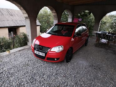 Volkswagen: Volkswagen Polo hatchback, 3 qapılı, parlaq qırmızı rəng. Xarici: - — 1