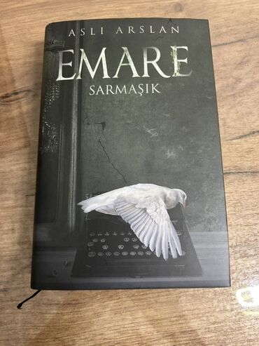 Aslı Arslan tərəfindən yazılmış "Emare Sarmaşık" adlı kitab. Kitabın