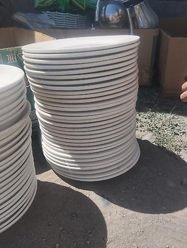 dish sets: Комплект: металлический каркас-шкаф и партия белых столовых тарелок — 8