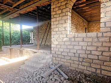 yarım tikili ev: Satılır: yarımçıq tikili həyət evi - Layihə: daş divarlı, iri eyvanlı — 5