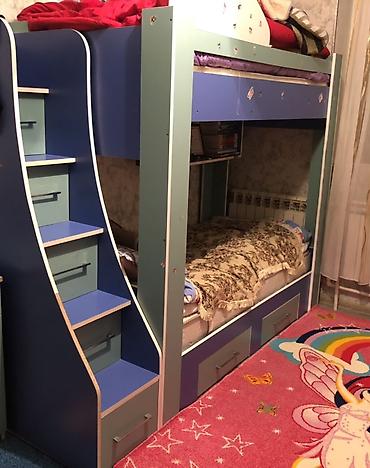 İkimərtəbəli uşaq çarpayıları: Oğlan və qız üçün, İşlənmiş, Çarpayı, Matras ilə, Siyirməli, Laminat — 1
