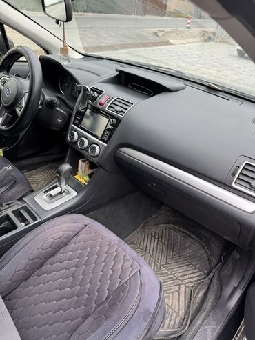 автомобиль субару форестер: Черный кроссовер Subaru XV с характерным дизайном кузова и рейлингами