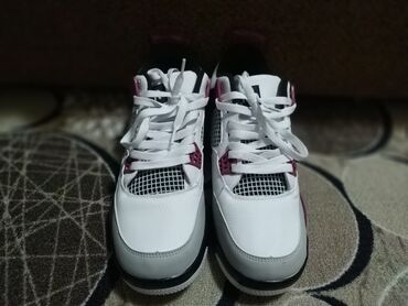 Мужская обувь: КРОССОВКИ NIKE AIR JORDAN 4 RETRO
качество хорошее 
размер 45