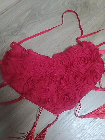 Korseti: Prodajem brushalter- top,crveniruže u srcuprelepo stoji,ima tri — 6