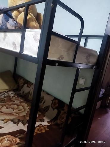 bunk bed: Двухъярусная кровать с металлическим каркасом. - Прочное стальное — 2