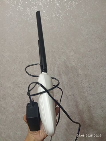 Ağ rəngli, tək antenna ilə təchiz olunmuş WiFi siqnal gücləndiricisi