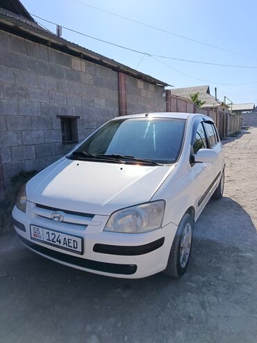мини электромобиль: Белый хэтчбек Hyundai Getz с чистым и просторным салоном, оснащенный