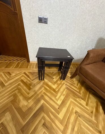 Комплекты столов и стульев: Qəhvə rəngində 3 lük “nesting” masa dəsti - Dördlü set: bir-birinin