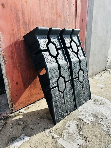 монтажный блок: Пара пластиковых автопандусов/заездов для обслуживания автомобиля. - — 2