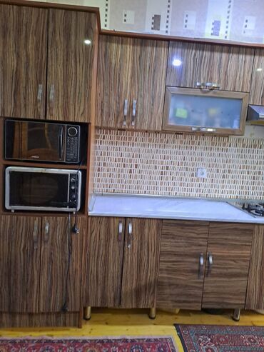 moyka şkafi: Mətbəx mebeli satılır. Üstündə qaz plitəsi, aspirator, mətbəx çanağı
