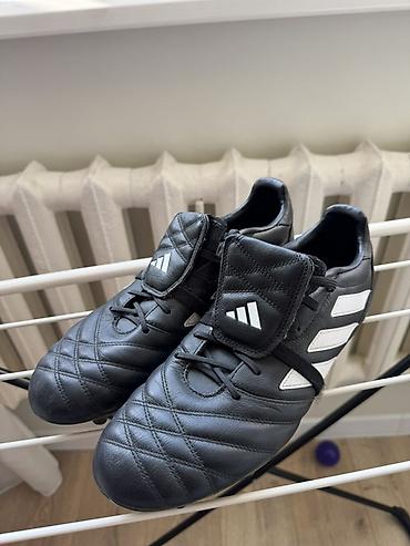 язычок: Футбольные бутсы adidas (модель с язычком-«шторкой»), черные с белыми — 4
