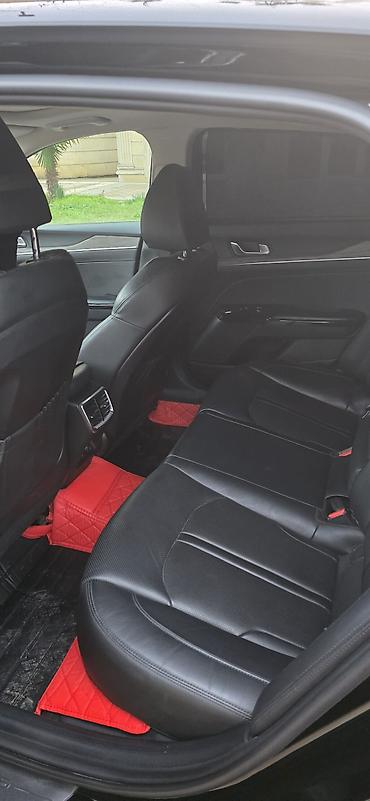 pec satisi: Kia K5 – sedan, qara rəng. - Yeni nəsil Kia loqolu, agressiv ön — 4