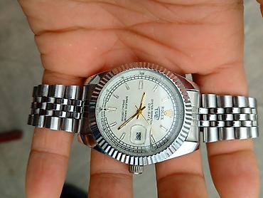 qol korseti: Saat: Rolex Oyster Perpetual Day‑Date stili, gümüşü tonlarda — 1