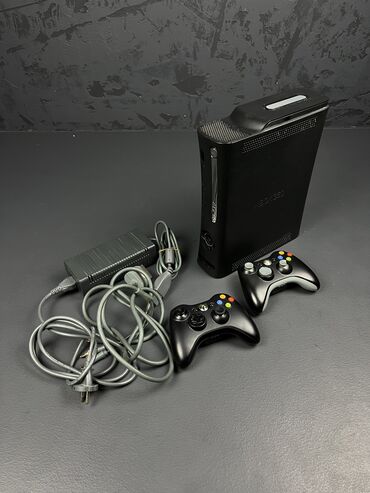 xbox 3 0: Xbox 360
с двумя рабочими безпроводными геймпадами