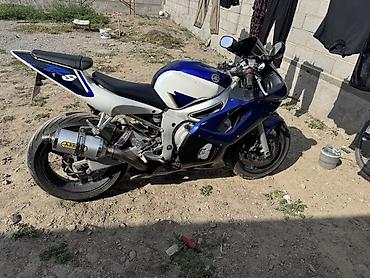 мото кийим: Yamaha YZF-R6 — спортивный мотоцикл в фирменной сине‑белой расцветке — 2