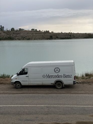 купить мерседес спринтер в европе: Белый фургон Mercedes-Benz. Он оснащен просторным грузовым отсеком