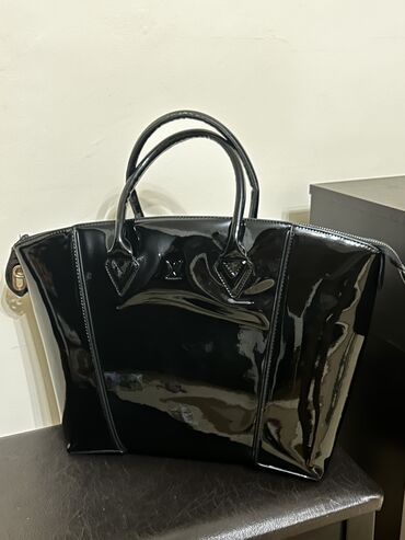 Eynəklər: Əl çantası, Louis Vuitton, İşlənmiş