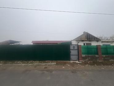 Продажа коттеджей и домов: Дом с участком, огороженный новым высоким забором из профнастила — 1