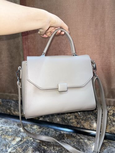 женские деловые сумки: Элегантная сумка среднего размера – идеальный выбор для вашего
