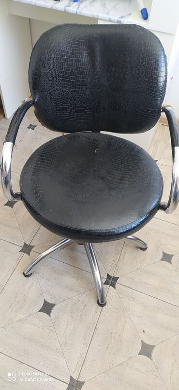 кресло для салонов красоты: Продаю кресло для парикмахеров и стол для маникюра.кресло не