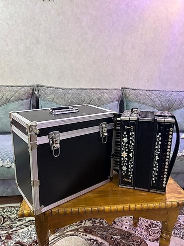 Akkordeonlar: Təsvir: - Klavişli-qarmaqlı harmonika (akkordeon tipli) – sağ tərəfdə — 4