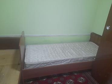 надувные односпальные кровати: Односпальная деревянная кровать с высокими боковыми спинками. - — 2