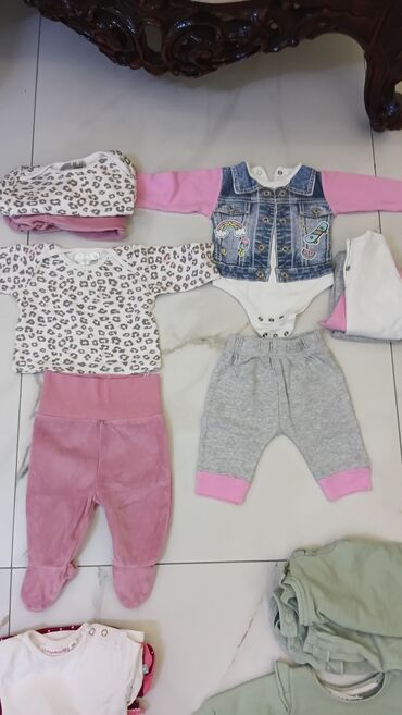 Paketi dečije odeće: Za devojčice, uzrast: Novorođenče — 1