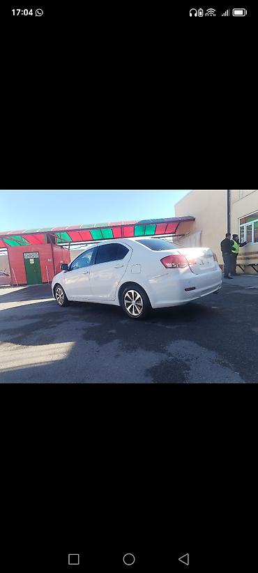 megane disk: Ağ rəngli sedan avtomobil Xüsusiyyətlər: - 4 qapılı sedan kuzov - Ağ — 1