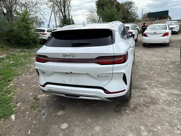 чанган машина: Белый кроссовер BYD. Этот элегантный автомобиль обладает современным