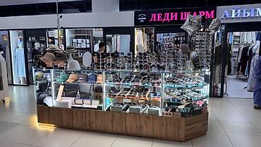beta stores: Караван тц Сдается витрина 2-этаж 4 витрин из 8ми С оборудованием — 1