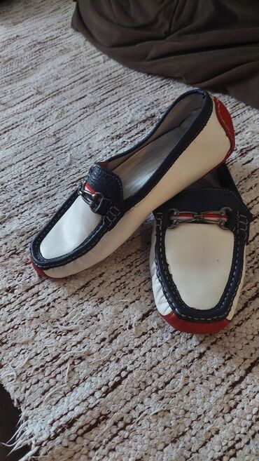 Personal Items: Loafers, 39