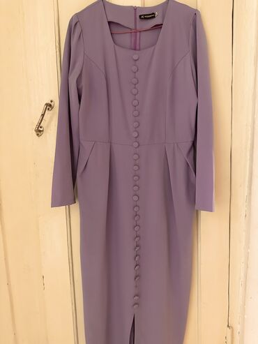 Вечерние платья: Платье макси длина приталенное визуально подтягивает и удлиняет. И