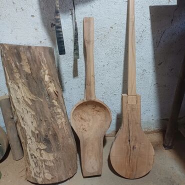 Комузы: Оруктон жасалган комуздар жана кылкыяктар сатылат, уста озу комузчу — 13