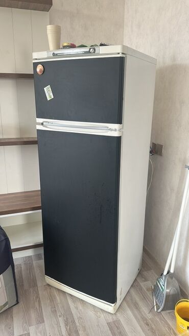 soyuducular satışı: İşlənmiş 2 qapılı Indesit Soyuducu Satılır, rəng - Qara