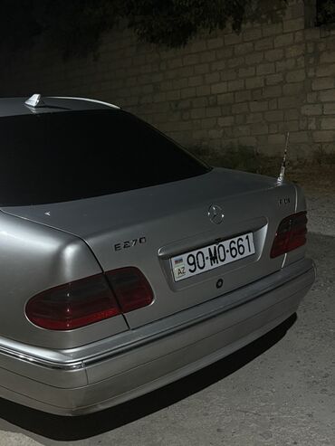 Mercedes-Benz: Mercedes-Benz E 270: 2.7 l | 2001 il Sedan — 4