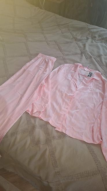 Zərif çəhrayı rəngli qadın pijama dəsti - 2 hissə: düyməli, yaxalı