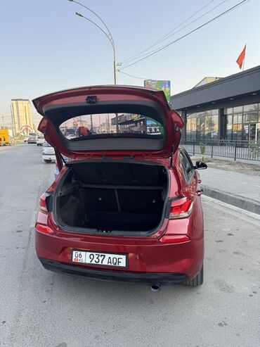 елентра хундай: Hyundai i30 хэтчбек, цвет красный металлик. Кузов и багажник: -