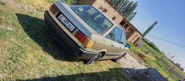 Audi: Автомобиль Audi 80, классическая модель в золотистом цвете. Автомобиль