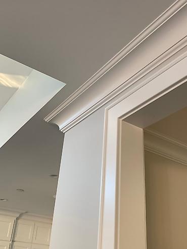 Монтажные работы: Профессиональный монтаж плинтусов - Установка потолочных и напольных — 8